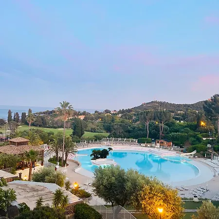 Appartement Cap Esterel - Duplex Avec 2 Terrasses Dont Tropezienne, Piscines Et Loisirs *